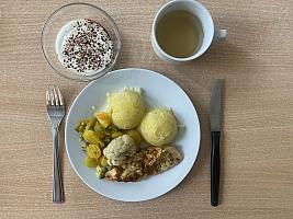 Kuřecí medajlonky, Pečená zelenina na másle, Brambory šťouchané, Krém tvarohový s kakaem, Čaj