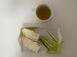 Rohlík s pomazánkovým máslem, Okurka, Čaj
