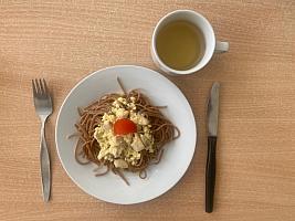 Špagety celozrnné carbonara s kuřecím masem, Rajské jablko, Čaj